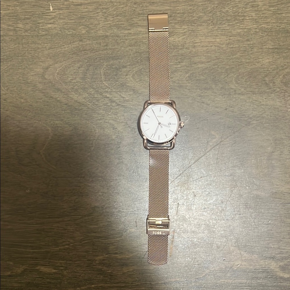 Woman’s Fossil Rose Gold Mesh Watch